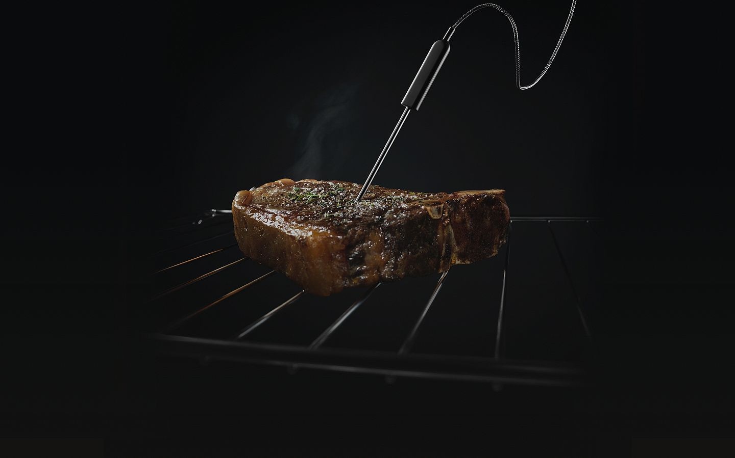 Garinė orkaitė integruota į baltą virtuvės sieną su garinamomis daržovėmis